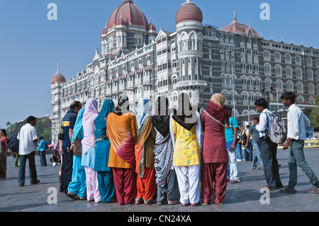 Indische Touristen Taj Mahal Palace Hotel Colaba Mumbai Bombay Indien Stockfoto