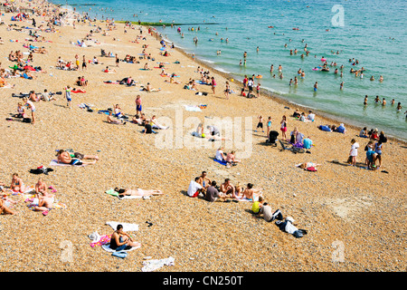 Menschen auf überfüllten Strand, Brighton, England Stockfoto