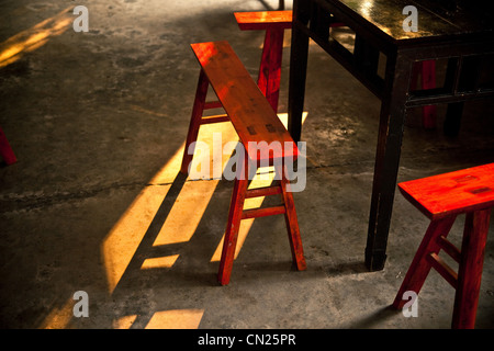 Holzbank und Tisch, Chongqing, China Stockfoto