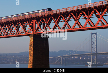 Zug auf die Forth Rail bridge Stockfoto