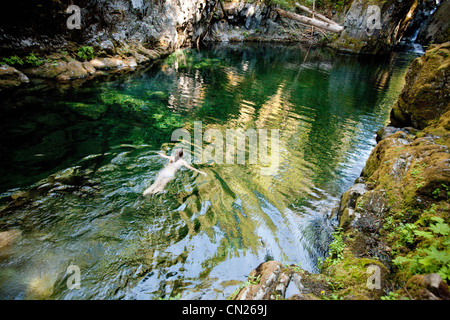 Frau Baden im Teich Stockfoto