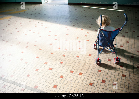 Kleiner Junge im Kinderwagen sitzen Stockfoto