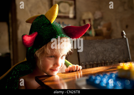 Junge im Kostüm Stockfoto