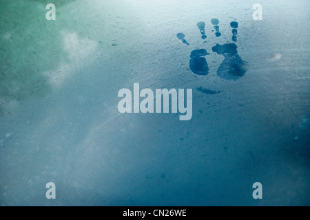 Handabdruck auf Autofenster Stockfoto