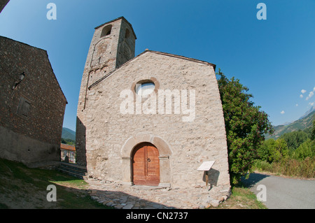 Kirche Santa Eugènia de Nerellà im Cerdanya-Tal, Spanien. Bekannt als der 'Pisa Turm der Cerdanya', da der Turm geneigt ist. Stockfoto