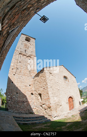 Kirche Santa Eugènia de Nerellà im Cerdanya-Tal, Spanien. Bekannt als der 'Pisa Turm der Cerdanya', da der Turm geneigt ist. Stockfoto