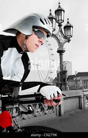 Radfahrer mit London Eye im Hintergrund, London, England Stockfoto