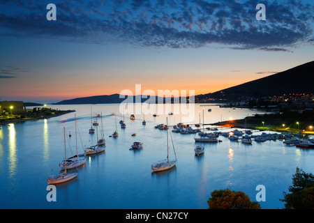 Segelboote Andocken von Altstadt Trogir in Dalmatien bei Sonnenuntergang. Stockfoto