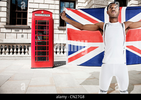 Olympische Konkurrenten mit Union Jack und rotes Telefon box im Hintergrund Stockfoto