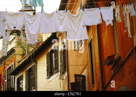Wäsche aufhängen auf der Wäscheleine, Rom, Italien Stockfoto