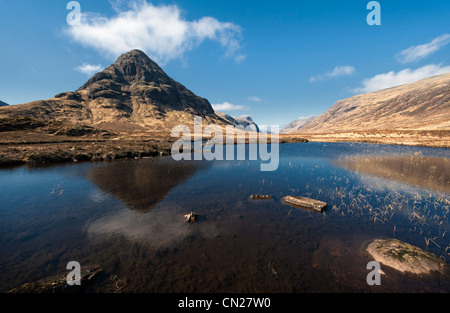 Scottish Highland Landschaft Morgensonne auf Buachaille Etive Beag gesehen von Lochan na Fola in der Nähe der östlichen Ende von Glen Coe Stockfoto