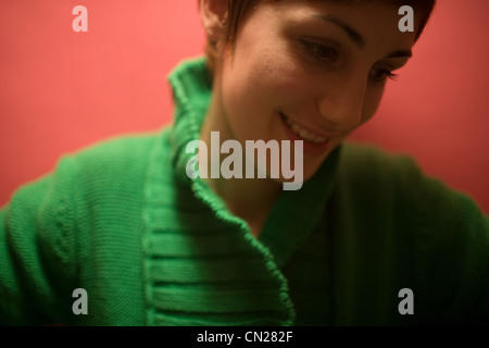 Porträt der jungen Frau im grünen Pullover Stockfoto