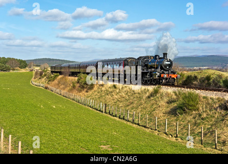 Dampfzug, die unter der Leitung von 46512 e.w. Cooper Ingenieur auf Strathspey Steam Railway zwischen Broomhill und Boat of Garten in Schottland Stockfoto