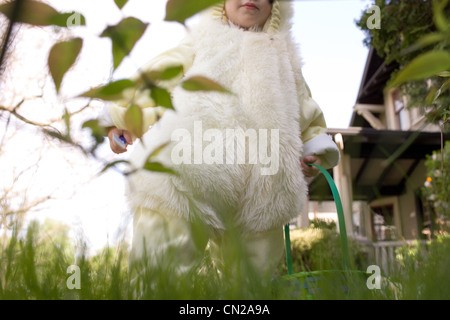 Kleiner Junge als Osterhase verkleidet Stockfoto