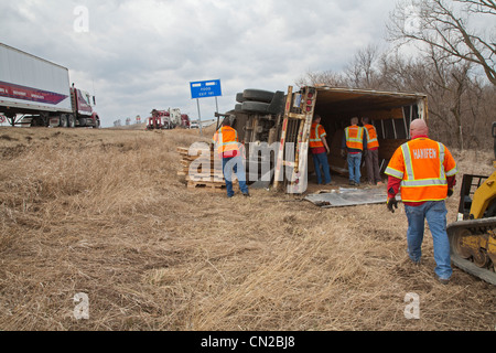 Malcolm, Iowa - Bergung Arbeiter aufräumen eines LKW-Wracks entlang der Interstate 80. Stockfoto