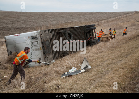 Malcolm, Iowa - Bergung Arbeiter aufräumen eines LKW-Wracks entlang der Interstate 80. Stockfoto