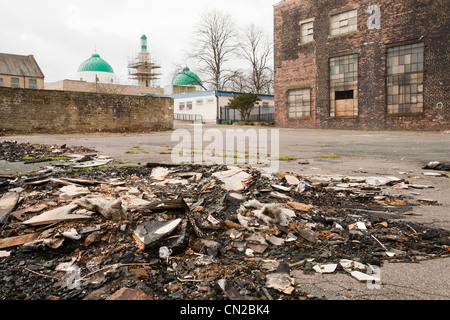 Müll auf den Straßen von Keighley, West Yorkshire, Großbritannien, mit einer Moschee im Hintergrund. Stockfoto