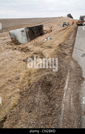 Malcolm, Iowa - Bergung Arbeiter aufräumen eines LKW-Wracks entlang der Interstate 80. Stockfoto