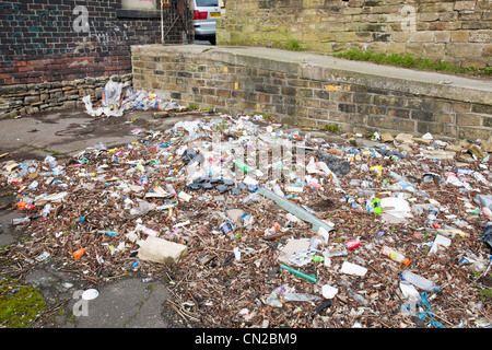 Müll auf den Straßen von Keighley, West Yorkshire, Großbritannien. Stockfoto