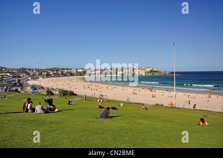 Blick auf Strand und Park, Bondi Beach, Sydney, New South Wales, Australien Stockfoto