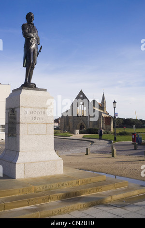 Statue von Lord Nelson vor Garrison Church, Portsmouth UK Stockfoto