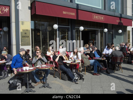 Belebten Straßencafé am berühmten Café Einstein unter Den Linden in Berlin Deutschland Stockfoto
