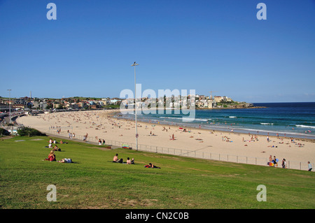 Blick auf Park und Strand, Bondi Beach, Sydney, New South Wales, Australien Stockfoto