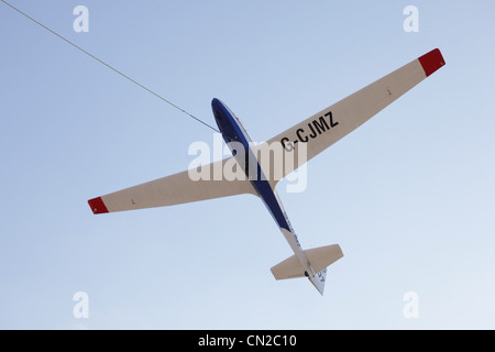 Fragen 13 Segelflugzeug der Kreuzfahrer Gliding Club, Kingsfield airstrip Dhekelia, Zypern auf der Start-Kabel. Stockfoto