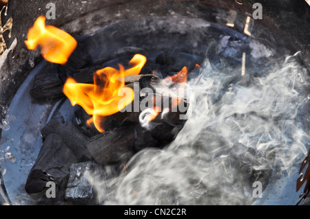 Vorbereitung einer Grill, Köhlerei und Rauch Stockfoto
