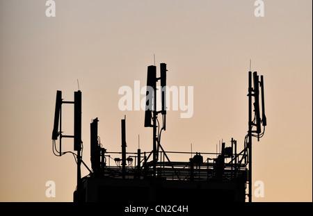 Antennen für Handy-Netz bei Sonnenuntergang Stockfoto