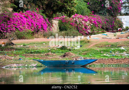 Eine blaue Einbaum auf dem Fluss Niger in Bamako Stockfoto