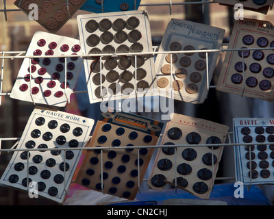 Schaltflächen für den Verkauf im oberen Gardner Street Market, Brighton Stockfoto