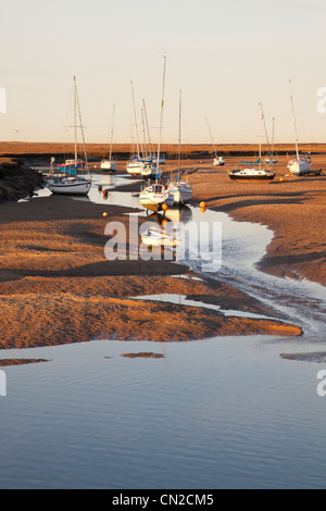 Boote in den Sand in der Abenddämmerung. Brunnen - weiter-das-Meer, North Norfolk, England. Stockfoto