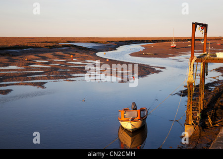 Boote in den Sand in der Abenddämmerung. Brunnen - weiter-das-Meer, North Norfolk, England. Stockfoto