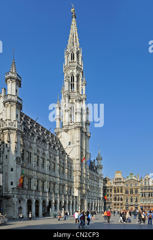 Rathaus und mittelalterlichen Zunfthäuser am Grand Place / Grote Markt in Brüssel, Belgien Stockfoto