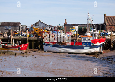 Schiffe am Kai Brancaster, Norfolk, England. Stockfoto