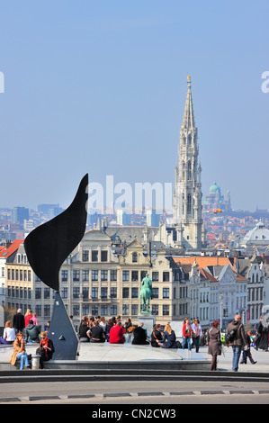 Blick auf das Rathaus von Brüssel und der Basilika von Koekelberg aus dem Kunstberg / Mont des Arts, Belgien Stockfoto