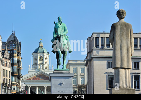 Reiterstatue von König Albert I auf dem Kunstberg / Mont des Arts und Museum Old England am Coudenberg in Brüssel, Belgien Stockfoto