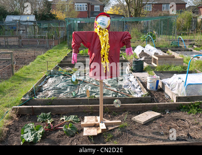 Vogelscheuche im städtischen Schrebergarten Stockfoto