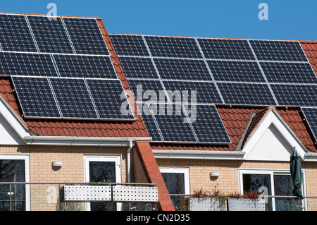 Sonnenkollektoren auf haus dach Stockfoto