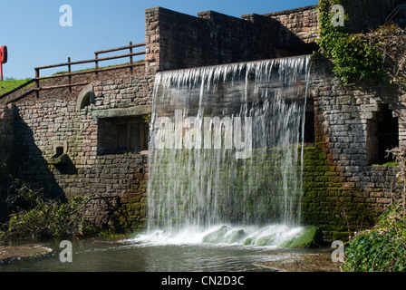 Die künstlichen Wasserfall bei Newstead Abbey, Nottinghamshire, England, UK. Stockfoto