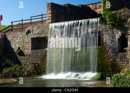 Die künstlichen Wasserfall bei Newstead Abbey, Nottinghamshire, England, UK. Stockfoto