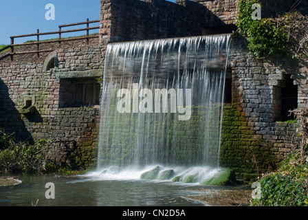 Die künstlichen Wasserfall bei Newstead Abbey, Nottinghamshire, England, UK. Stockfoto