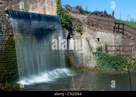 Die künstlichen Wasserfall bei Newstead Abbey, Nottinghamshire, England, UK. Stockfoto