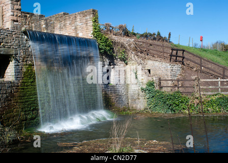 Die künstlichen Wasserfall bei Newstead Abbey, Nottinghamshire, England, UK. Stockfoto