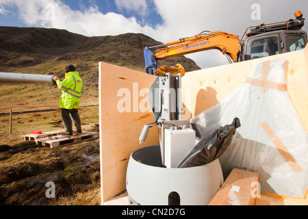 3 Windkraftanlagen gebaut hinter dem Kirkstone Pass Gasthaus auf Kirkstone Pass im Lake District, UK. Stockfoto