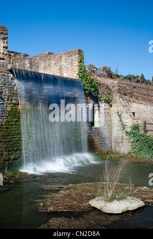 Die künstlichen Wasserfall bei Newstead Abbey, Nottinghamshire, England, UK. Stockfoto