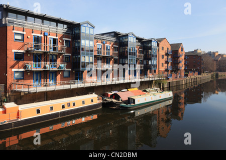 Neue Waterfront Apartments auf sanierte Langtons Wharf am Ufer des Flusses Aire. Die Anrufe, Leeds, Yorkshire, England, Großbritannien, Großbritannien Stockfoto