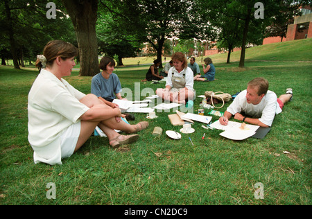 Studenten der Universität Sussex nehmen Sie Teil an einer Summer School auf dem Rasen des Campus der Universität bei Falmer, Brighton, Stockfoto