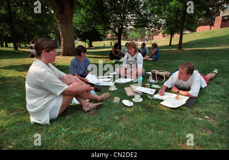 Studenten der Universität Sussex nehmen Sie Teil an einer Summer School auf dem Rasen des Campus der Universität bei Falmer, Brighton, Stockfoto